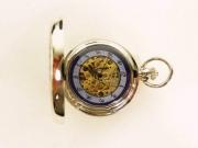 Lote 1470141 - Relógio de bolso da colecção "Pocket Mechanical Watch", de movimento mecânico à vista, mostrador com aro azul, ponteiro de segundos, caixa de metal cromado, trabalhada, tampa dianteira com aro azul pintado com motivos, com corrente - Relógio novo em caixa de origem