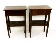 Lote 1470191 - Par de mesas de cabeceira de madeira com gaveta e prateleira inferior, com 78x50x30 cm, apresenta sinais de uso
