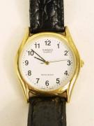 Lote 1470254 - Relógio, CASIO, Water Resistant, mostrador branco, bracelete preta de pele sintética, sinais de uso