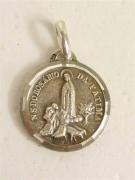Lote 42 - Medalha em prata, com 2 imagens, Nossa Senhora de Fátima e Sagrado Coração de Jesus, com peso total de 2,9 gr