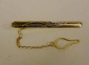 Lote 1470379 - Alfinete de gravata de prata dourada, com peso total de 5,1 gr