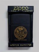 Lote 1480034 - Isqueiro Zippo Original de metal preto com inscrição "Departement of The Army United States of America", U.S. Army Attache, em caixa de origem, torcida nova, com 5,7x3,7 cm