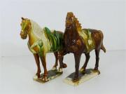 Lote 1480194 - Lote de 2 cavalos de cerâmica vidrada em tons de castanho e verde, 30x9x28 cm e 29x9x30 cm, apresenta falhas e defeitos