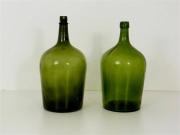 Lote 1480379 - Lote de 2 garrafões do séc. XV em vidro verde, sendo um invulgar com rosca no gargalo, 36,5 e 35 cm de altura, um deles apresenta falha no gargalo