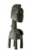 Lote 1 - Escultura Baga, da Guine. Material: Madeira; Búzios. Medida: 90cm