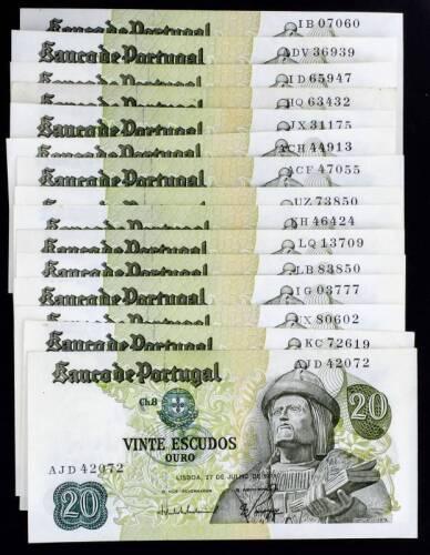 Lote 139 - Excelente Conjunto de 15 notas de 20$00 de Garcia da Horta 1971 com 15 assinaturas diferentes (RARIDADE) em estado NOVAS com valor de catálogo Moedas de Portugal 2015 de Reinaldo Silva de 75€. Excelente investimento. (M0)