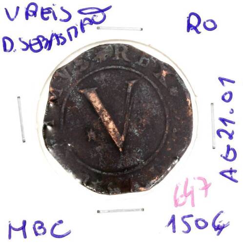 Lote 1047 - Moeda de V reis de D. Sebastião, com a referência AG 121.01, variante rara – Valor de Catálogo (Alberto Gomes de 2013) de 150€ - estado MBC (R0)