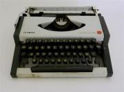 Lote 1500002 - Máquina de escrever antiga OLYMPIA Traveller de Luxe, "AZERT", sem fita, a funcionar, usada, apresenta falhas