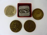 Lote 1500031 - Lote de 5 medalhas de bronze comemorativas, diversas, apresentam pequenas falhas