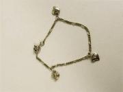 Lote 1500160 - Pulseira de criança em prata, 3 pendentes, corações, com peso total de 2,5 gr, usado