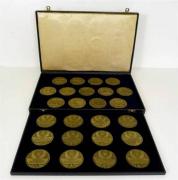 Lote 1500216 - Estojo com colecção de 25 medalhas em bronze da "História do Barco", 7 cm diâmetro, usado