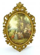 Lote 1500219 - Moldura de madeira dourada oval com repordução de pintura sobre seda, motivo Cena Romântica, com 43x30 cm