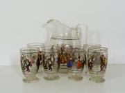 Lote 1500241 - Conjunto de jarro e 6 copos de vidro com decoração de Bailados de Portugal, pintado á mão, jarro com 21 cm de altura e copos com 12 cm de altura, algumas peças apresentam falhas, usado