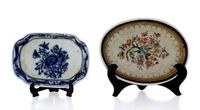 Lote 65 - Par de covilhetes em porcelana oriental, marcas na base, um com decoração floral em azul com 3x13x9 cm e outro de formato oval, com decoração floral policromada, com 4x15x11 cm, sinais de uso