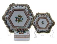 Lote 86 - Conjunto de 3 peças em porcelana da Vista Alegre, marcas na base, decoração Maybell, composto por caixa com tampa com 6x8x8 cm e 2 covilhetes com 18x20 cm e 13x11 cm