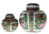 Lote 88 - Par de potes com tampa, em porcelana chinesa, marcas na base, Fabricado em Macau, decoração mandarim, com 12 cm e 19 cm de altura, sinais de uso - 2