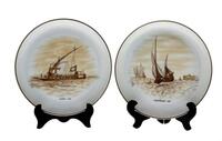 Lote 220 - Par de covilhetes da Vista Alegre, em tons sépia, com tema de barcos históricos portugueses: Caravela e Fusta. Marca de 1980-1992. Diâmetro de cada: 13,7cm.