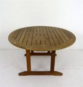Lote 1520003 - Mesa de madeira de teca com tampo de ripas, com 70 cm de altura e 125 cm de diâmetro