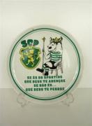 Lote 1520063 - Prato de porcelana com decoração alusiva ao Sporting Clube de Portugal, com a inscrição "Se és do Sporting que Deus te abençoe, se não és… que Deus te perdoe", com 21 cm de diâmetro