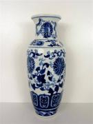 Lote 1520100 - Jarra de porcelana chinesa decorada com flores a azul e branco, marcada H.A., com 28 cm de altura (bordo com pequena falha)