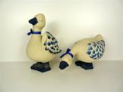 Lote 1520101 - Par de patos decorativos em faiança decorada a azul, com 38x27x24 cm e 24x40x22 cm