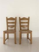 Lote 1520102 - Par de cadeiras de madeira maciça, com costas com 3 traves, com 95x45x43 cm
