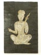 Lote 1520112 - Painel de madeira com baixo relevo representando um músico indiano de tons preto e bege, com 76x50 cm