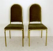Lote 1520114 - Par de cadeiras de metal dourado, estofadas a veludo verde, com 98x45x46 cm (usadas)