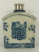 Lote 1520122 - Frasco de porcelana para chá, com tampa de prata contrastada, com decoração a azul de flores e pássaros, com 13x10x5 cm