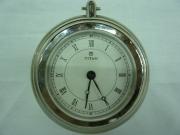 Lote2965 - Relógio despertador de metal cromado da marca Titan, mostrador com numeração romana, com 8 cm de diâmetro