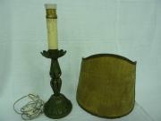 Lote2944 - Candeeiro de mesa antigo com pé de folha Patinada a verde e quebra luz de tela com cerca de 60cm de altura