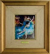 Lote 214 - Degas - Placa de esmalte a fogo, à maneira de Limoges, motivo "Ballet", mancha colorida 16x13 cm (moldura dourada com 35x30 cm). Nota: O verso da obra inclui um certificado, que atesta que a obra fez parte da colecção "Mestres do Impressionismo" da Galeria de Arte el Greco