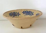 Lote 1560038 - Taça ratinho em cerâmica, decorada com flores a azul, com restauro gateado, com 10 cm de altura e 26 cm de diâmetro (com falhas e defeitos)