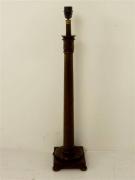 Lote 1560044 - Candeeiro de pé em madeira, com 80 cm de altura (sem abajur)
