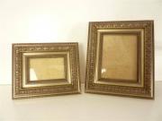 Lote 1560073 - Par de molduras de madeira para fotografias, decoradas com relevos em dourado, com 28x23 cm e 33x28 cm