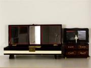 Lote 1560111 - Lote composto por caixa de música oriental de madeira lacada a negro, com tampa decorada com flor e borboleta, com 12x45x17 cm e caixa guarda-jóias com música em forma de cómoda, com bailarina no interior, com 12x21x12 cm (mecanismos de música com defeito)