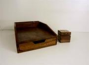 Lote 1560131 - Lote composto por papeleira de madeira de teca, com gaveta e 2 divisórias para canetas e caixa de madeira de teca com aplicações de latão, com 8x8x8 cm