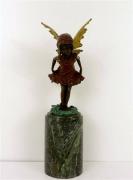 Lote 1560139 - Escultura em bronze com patina policromada, assinada Milo, motivo "Menina com Asas Douradas", sobre base cilíndrica de pedra mármore verde, com 30 cm de altura