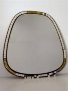 Lote 1560141 - Espelho biselado de formato oval, decorado com pastilhas brancas e douradas, com 73x70 cm (com falhas)