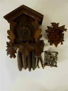 Lote 1560145 - Relógio de cuco em madeira, com 25x18 cm (com falhas e defeitos)