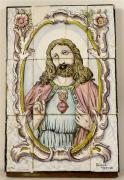 Lote 1560153 - Painel de azulejos, policromado, com a incrição "Rústica Portugal", motivo "Sagrado Coração de Jesus", com 45x30 cm, antigo (com falhas e defeitos)