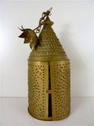 Lote 1560177 - Candeeiro de tecto em forma de lanterna marroquina de metal dourado, com 65 cm de altura