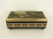 Lote 1560211 - Caixa guarda-jóias com música, com tampa decorada com "cena campestre", com 7x20x10 cm (com falhas)
