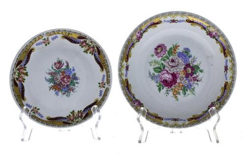 Lote 16 - Conjunto de covilhete fundo e prato em porcelana com decoração floral policromada e dourados. Dim: 19,5 cm (covilhete). Notas: decorações ligeiramente diferentes e marcas diferentes