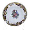 Lote 16 - Conjunto de covilhete fundo e prato em porcelana com decoração floral policromada e dourados. Dim: 19,5 cm (covilhete). Notas: decorações ligeiramente diferentes e marcas diferentes - 3