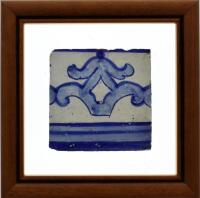 Lote 57 - Azulejo séc. XVIII, friso em tons azuis, colado sobre vidro, com 14x14 cm (moldura castanha com 27x27 cm, sinais de uso, pequenas falhas)