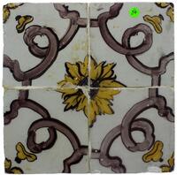 Lote 75 - Painel de 4 azulejos séc. XVIII, decorado com flor ao centro e enrolamentos, em tons amarelos e castanho, colados em placa de acrílico, com 28,5x28,5 cm, sinais de uso