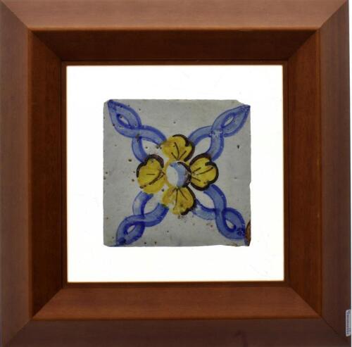 Lote 77 - Azulejo séc. XVIII, decorado com flor amarela e argolas azuis, colado sobre vidro, com 14x14 cm (moldura castanha com 35x35 cm, sinais de uso, falhas)