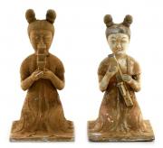 Lote 4433 - Par de esculturas antigas chinesas em terra cota, representando figuras femininas. Dim: 37x19x19 cm. Nota: Sinais de uso.