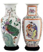 Lote 4459 - Conjunto de 2 jarrões em porcelana da China Séc. XIX-XX com decorações policromadas. Um com pavões, pássaros e flores e o outro com motivos florais e reservas com cenas do quotidiano. Marcados na base e com peanhas em madeira entalhada. Dim: 45 cm. Nota: Sinais de uso.